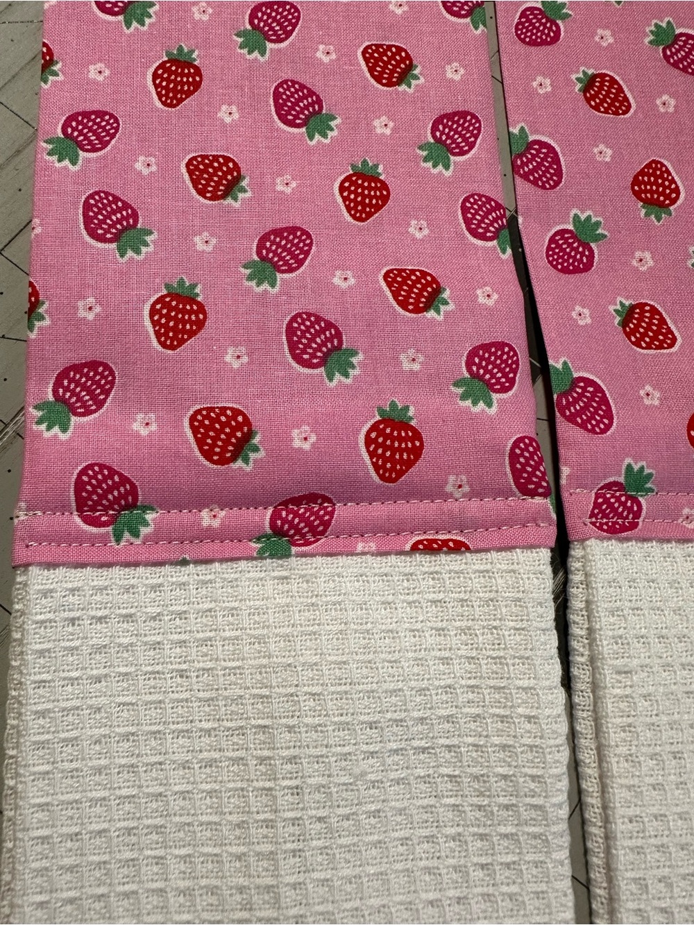 Handmade Kitchen Scarf Pink and Red Strawberries with White Towels - Picture 4 of 6